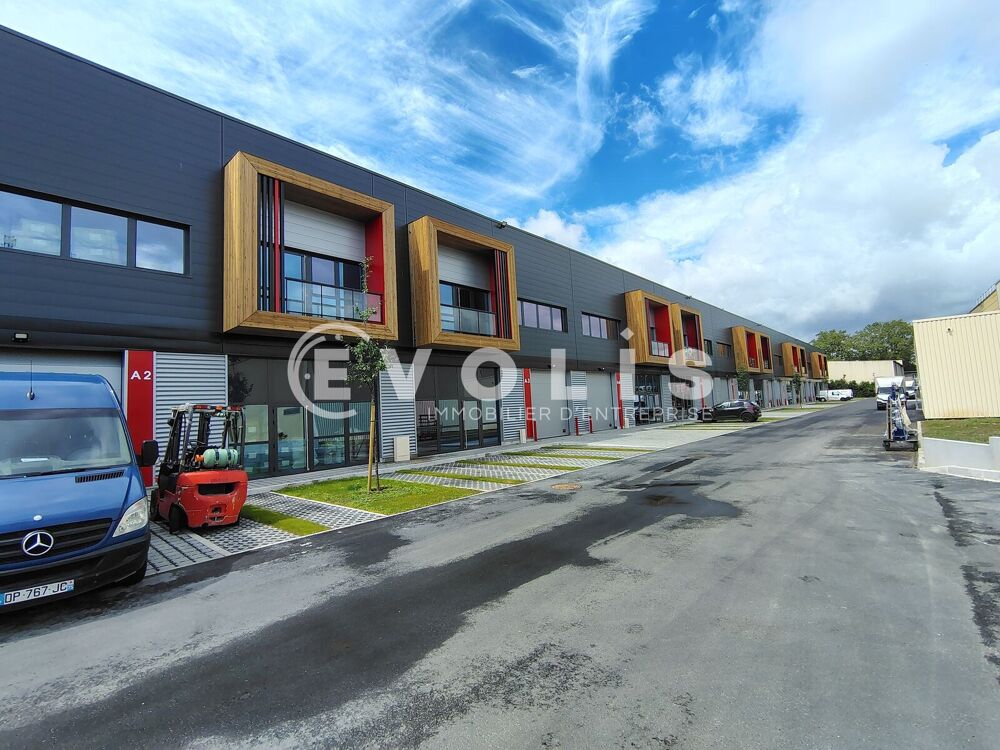   Locaux d'activité - A LOUER - 7 942 m² divisibles à partir de 327 m² 