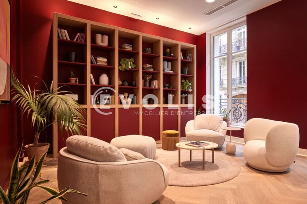   Bureaux - A LOUER - 253 m² non divisibles Paris 8