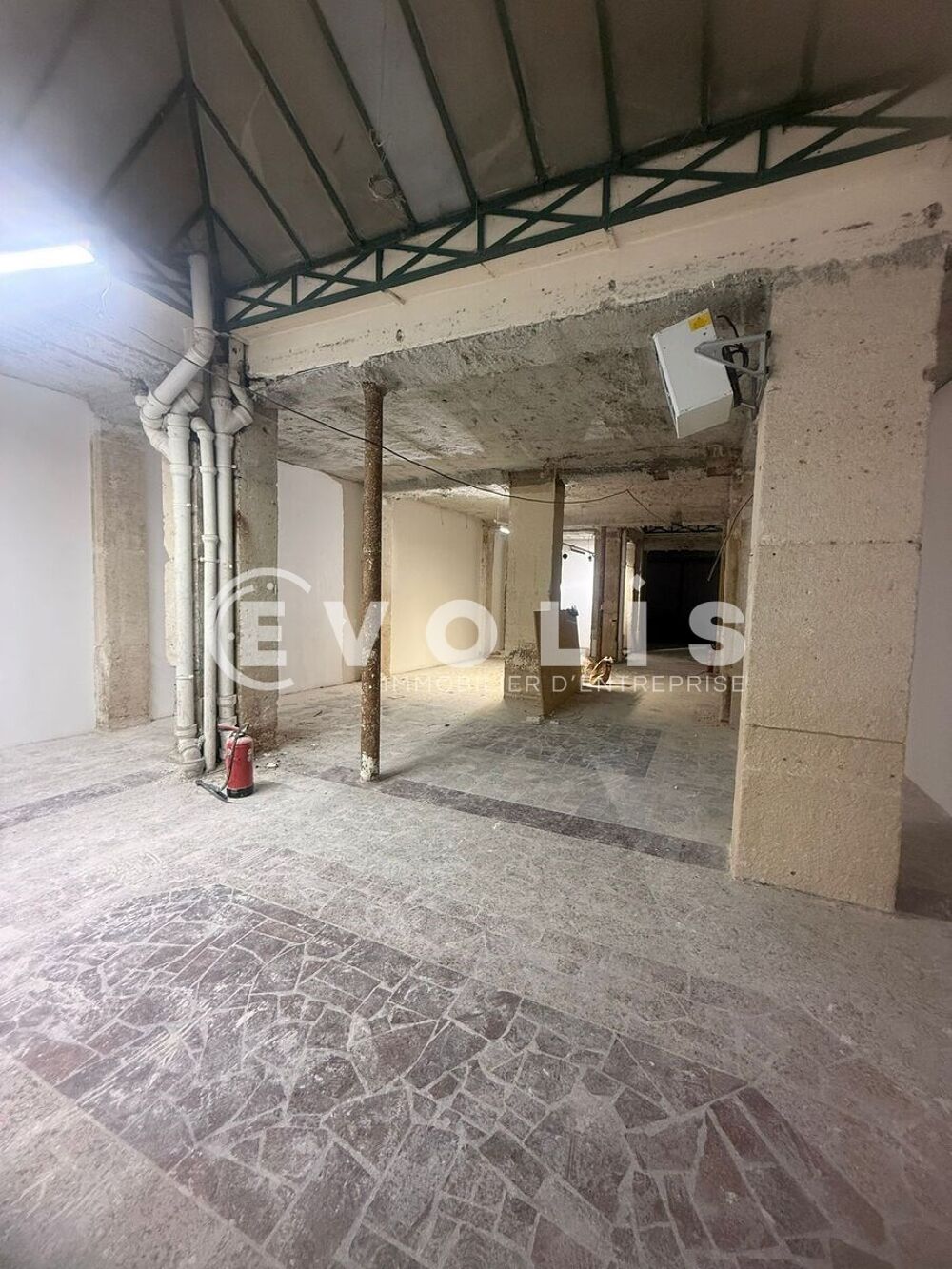   Locaux commerciaux - A LOUER - 320 m² non divisibles Paris 11
