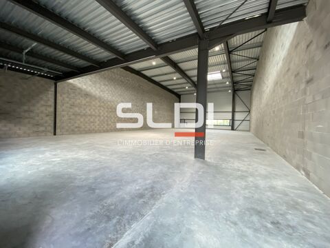   Locaux d'activit�s - A LOUER - 2�244 m� non divisibles 