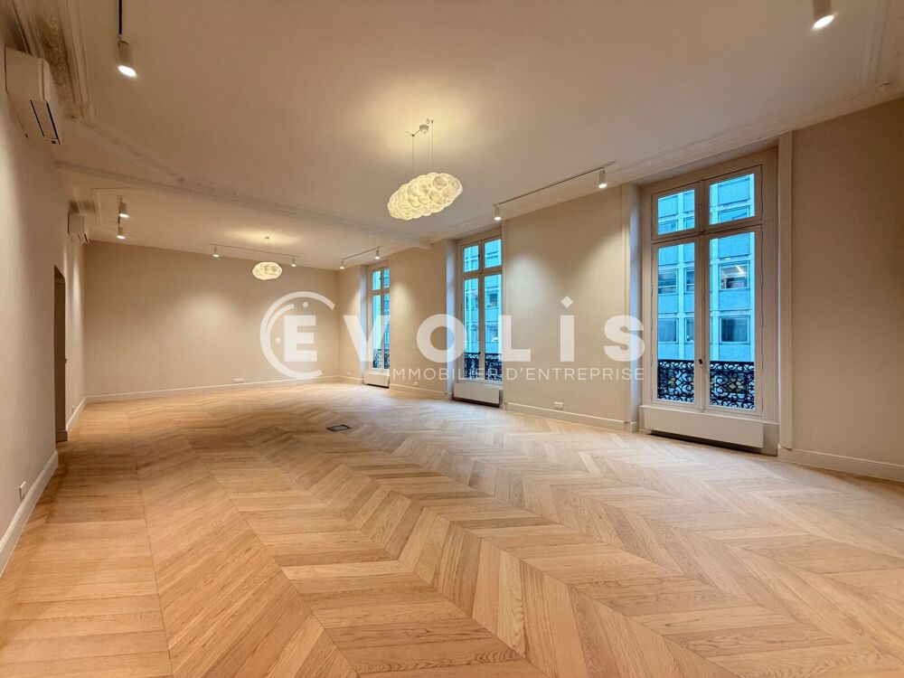   Bureaux - A LOUER - 228 m² non divisibles Paris 8