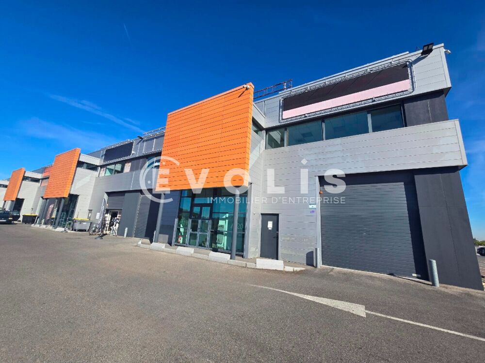   Locaux d'activité - A LOUER - 597 m² divisibles à partir de 298 m² 