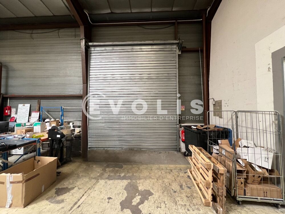   LOCAUX A LOUER - 1 254 m² divisibles à partir de 575 m² Vaulx en velin