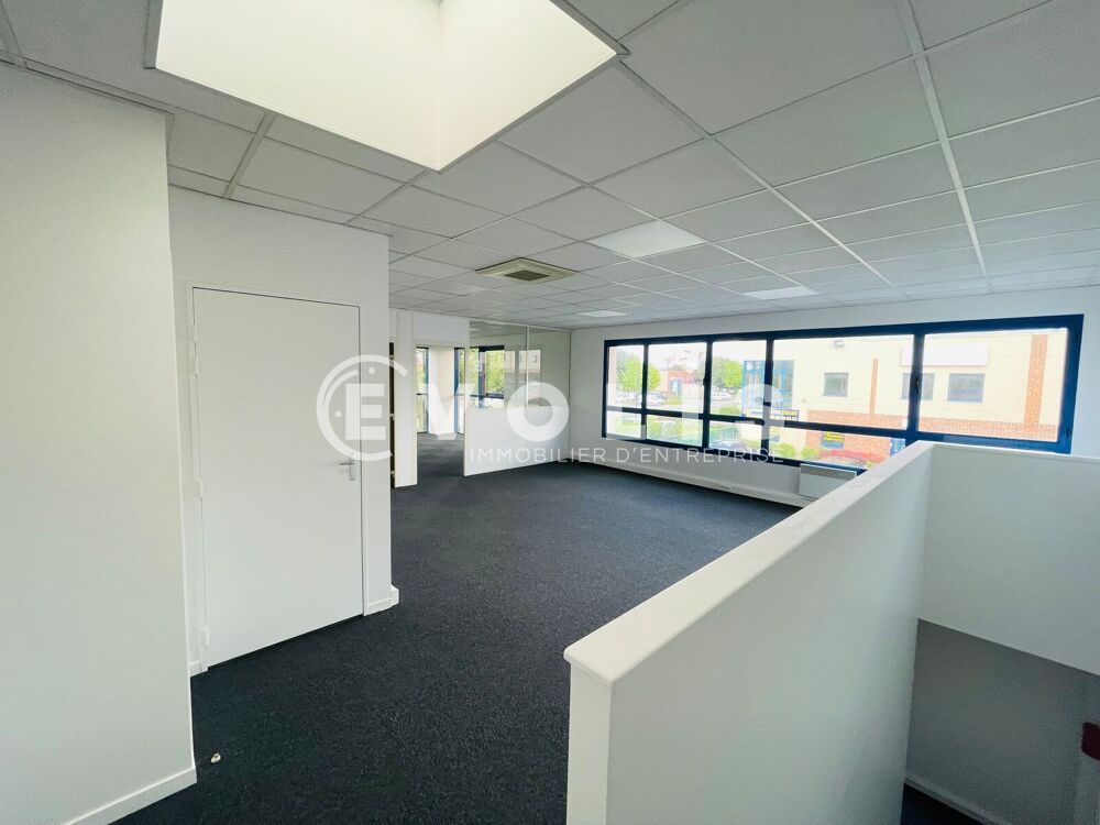   LOCAUX RENOVES - 1 012 m² divisibles à partir de 187 m² Moissy cramayel