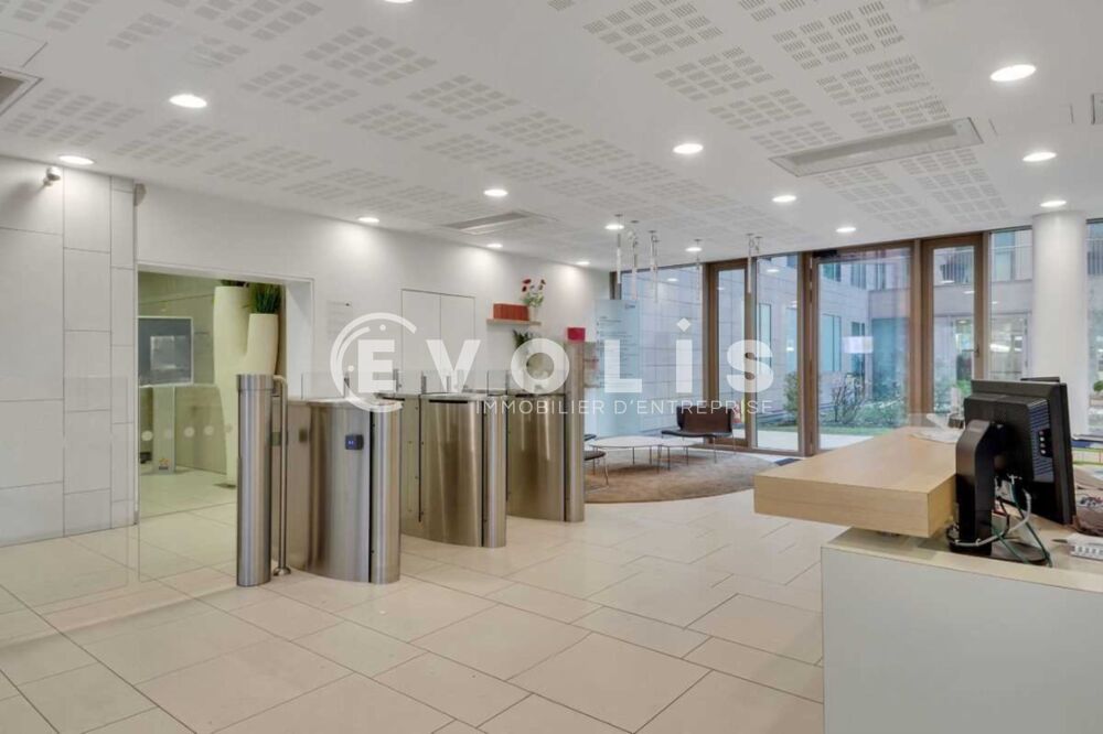   Bureaux - A LOUER - 4 439 m² divisibles à partir de 518 m² 