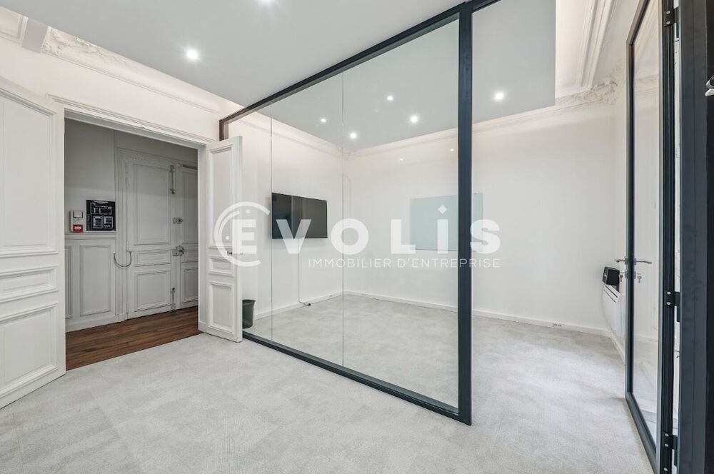   Bureaux - A LOUER - 70 m² non divisibles Paris 8