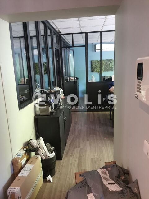   Locaux commerciaux - A LOUER - 302 m² non divisibles 