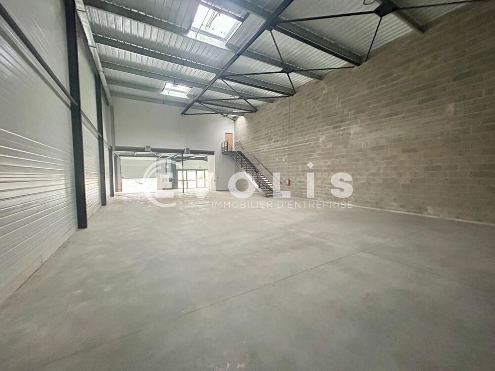   Locaux d'activité - A LOUER - 9 078 m² divisibles à partir de 424 m² 
