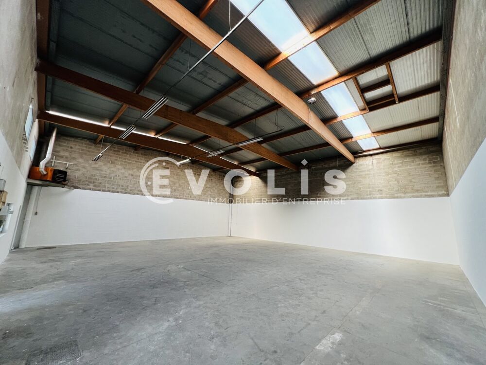   LOCAUX RENOVES A LOUER - 282 m² non divisibles Emerainville