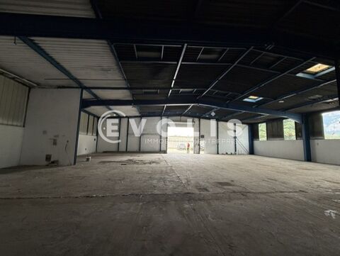   Locaux d'activité - A LOUER - 1 750 m² divisibles à partir de 150 m² de bureaux et 450 m² d'activités 