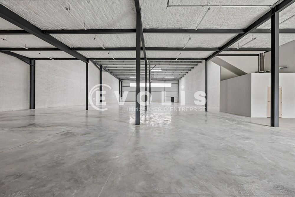   Locaux d'activité - A LOUER - 17 790 m² divisibles à partir de 476 m² La queue en brie