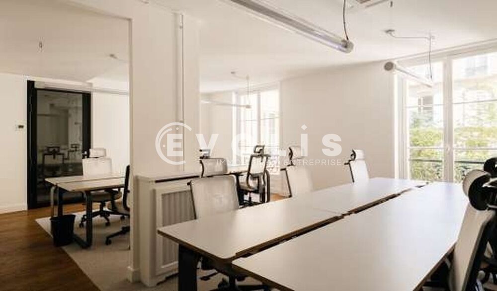   Bureaux - A LOUER - 210 m² non divisibles Paris 8