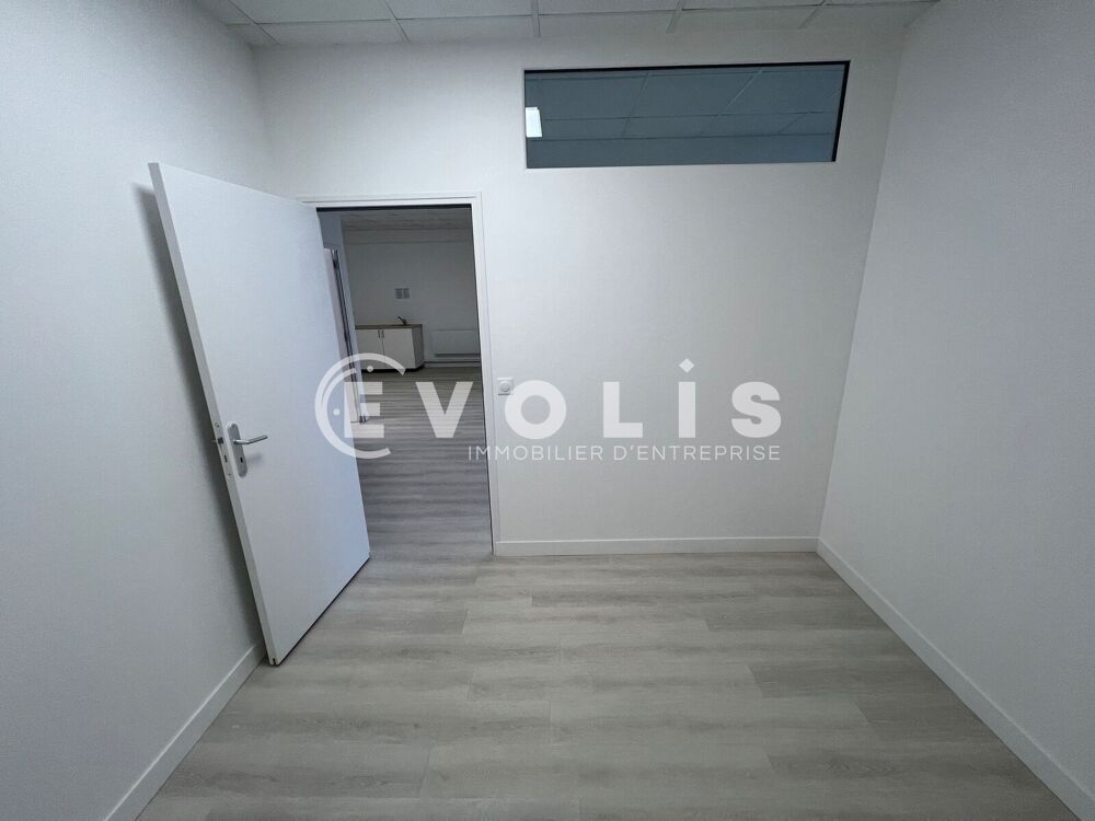   Locaux d'activité - A LOUER - 208 m² non divisibles Serris