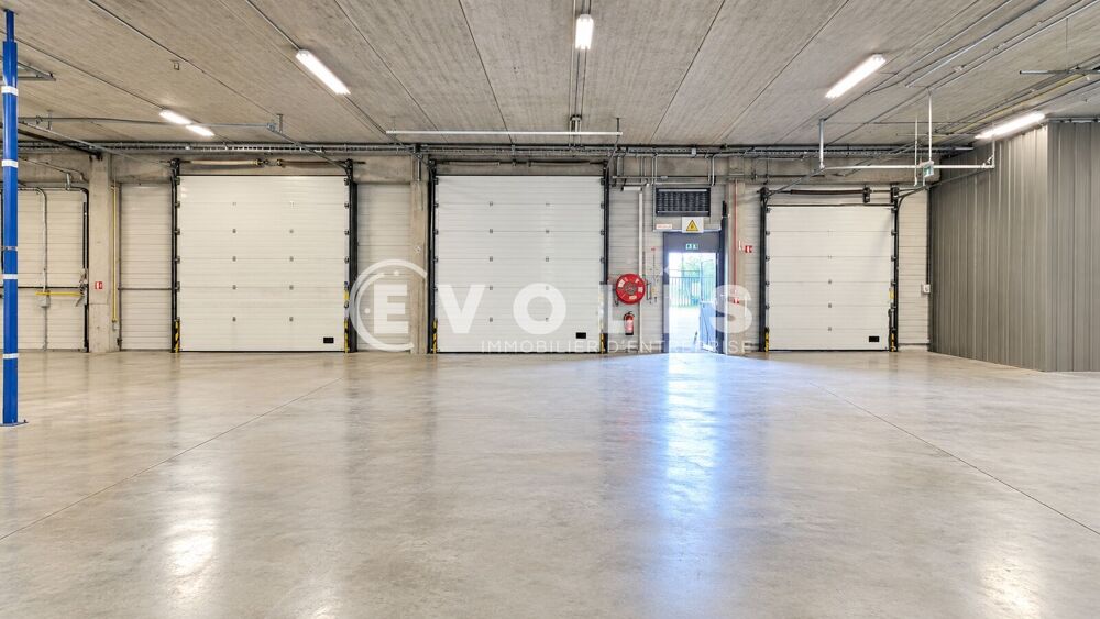   Entrepôts - A LOUER - 7 341 m² non divisibles 