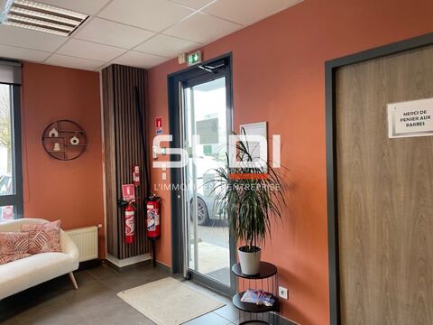 Locaux d'activit&eacute;s - A VENDRE OU A LOUER - 534 m&sup2; non divisibles 750000 69150 Decines charpieu