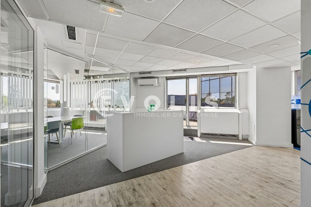   Bureaux - A LOUER - 1 585 m² divisibles à partir de 242 m² Suresnes