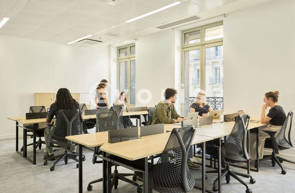   Bureaux - A LOUER - 57 m² non divisibles Paris 8