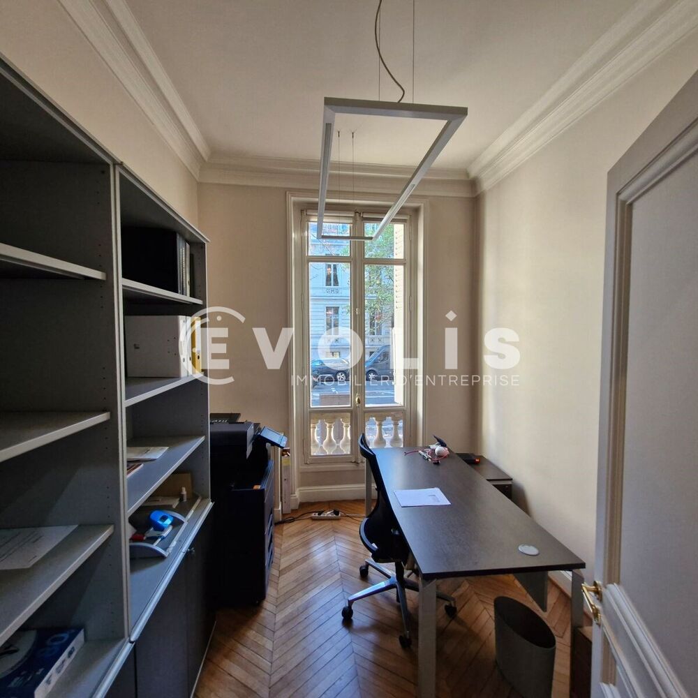   Bureaux - A LOUER - 180 m² non divisibles Paris 17