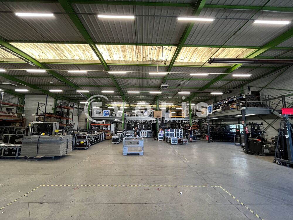   Locaux d'activité - A LOUER - 2 600 m² non divisibles Chassieu