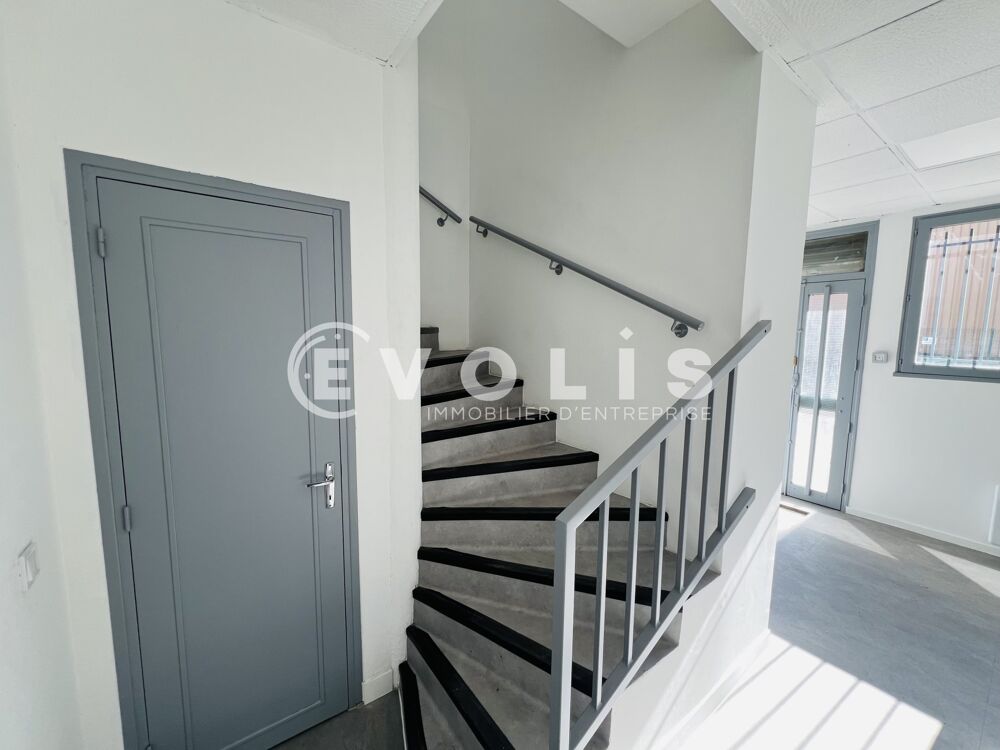   LOCAUX RENOVES A LOUER - 282 m² non divisibles Emerainville