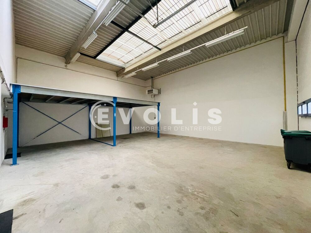   LOCAUX RENOVES - 1 012 m² divisibles à partir de 187 m² Moissy cramayel