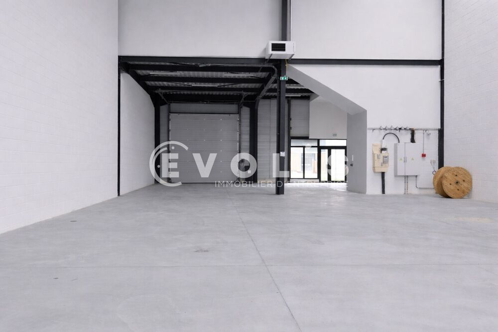   Locaux d'activité - A LOUER - 4 989 m² divisibles à partir de 375 m² Chalifert