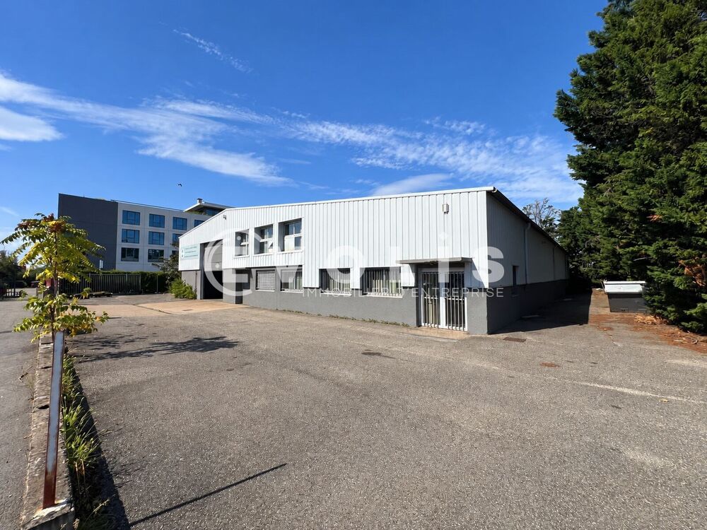   Exclusivité Evolis - 1000m² à vendre Genas - 1 000 m² non divisibles 