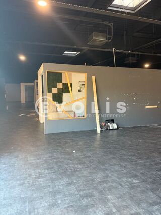   501 m² de Locaux Commerciaux divisibles - 501 m² divisibles à partir de 219 m² Les angles