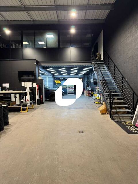 LOCAL RECENT AVEC VISIBILITE COMMERCIALE - 286 m&sup2; non divisibles 3977 44700 Orvault