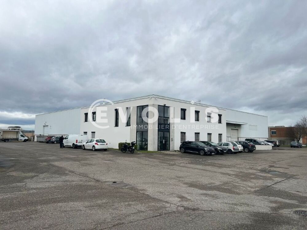   Local d'activité 2715m² à vendre - 2 715 m² non divisibles 
