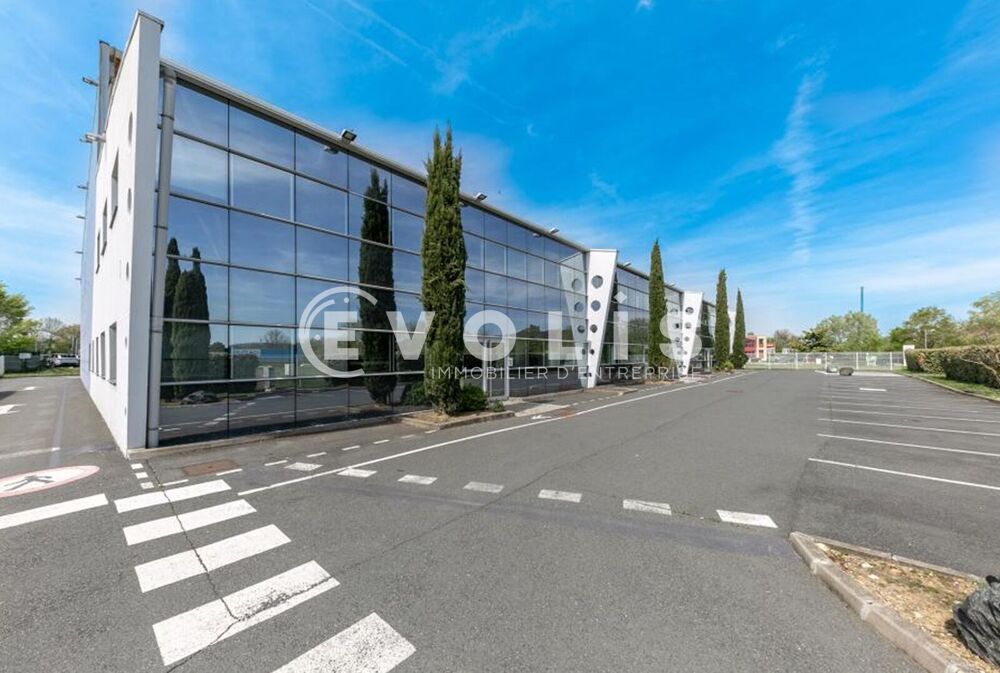   Locaux d'activité - A VENDRE - 3 046 m² non divisibles 