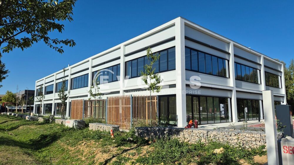   Locaux commerciaux - A LOUER - 1 472 m² divisibles à partir de 104 m² 