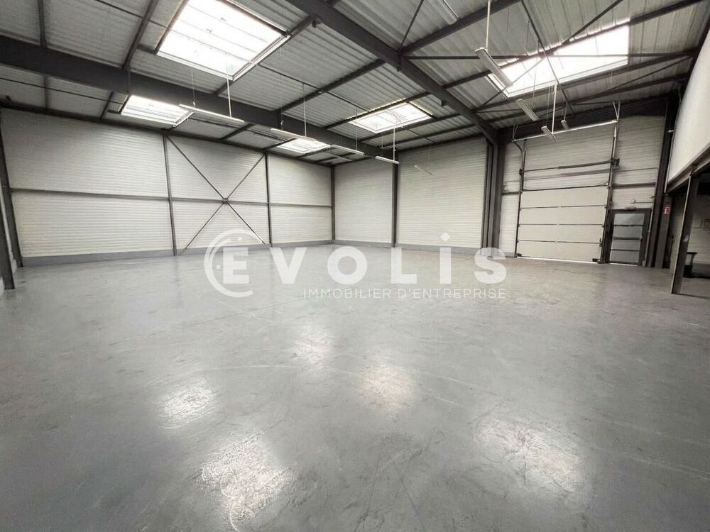   Locaux d'activité - A LOUER - 690 m² non divisibles 