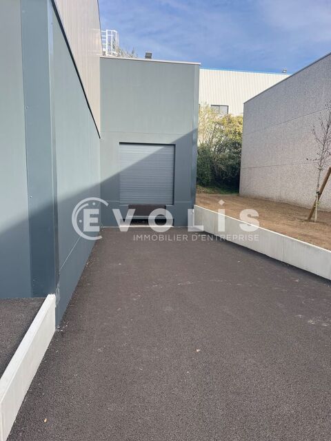   Locaux d'activité - A LOUER - 2 073 m² divisibles à partir de 474 m² 