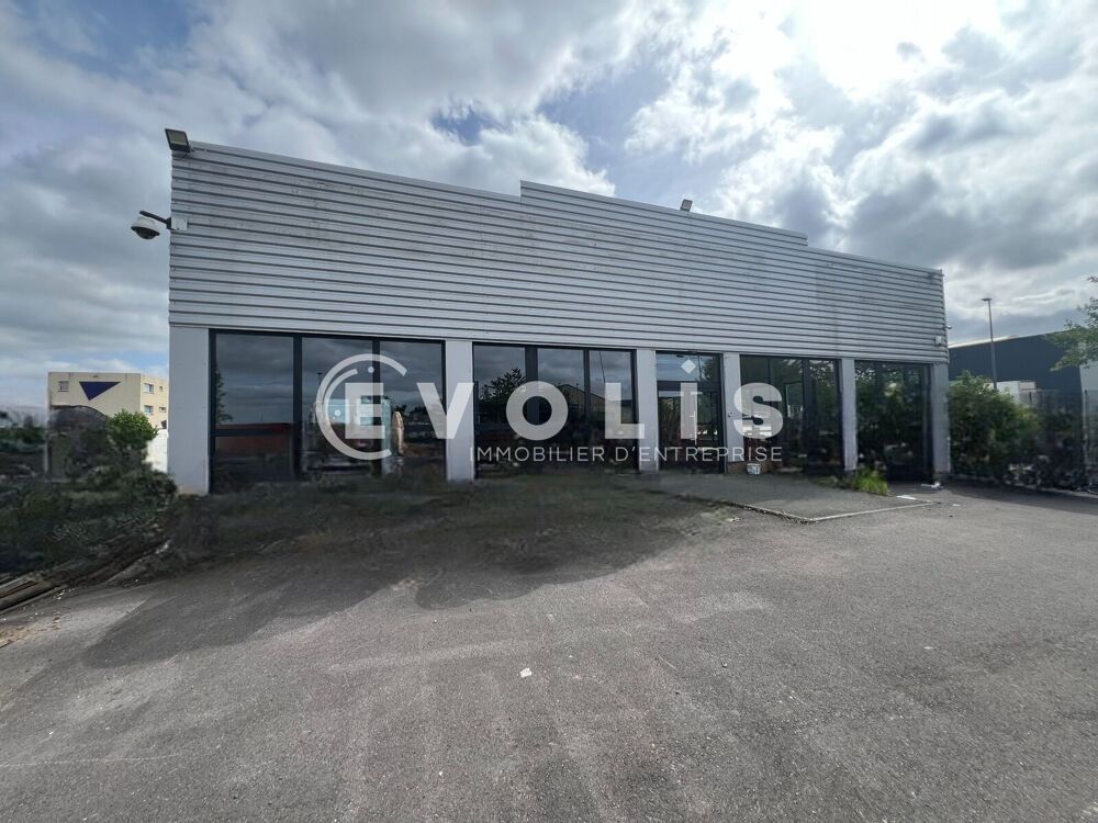   Locaux d'activité - A LOUER - 900 m² non divisibles 