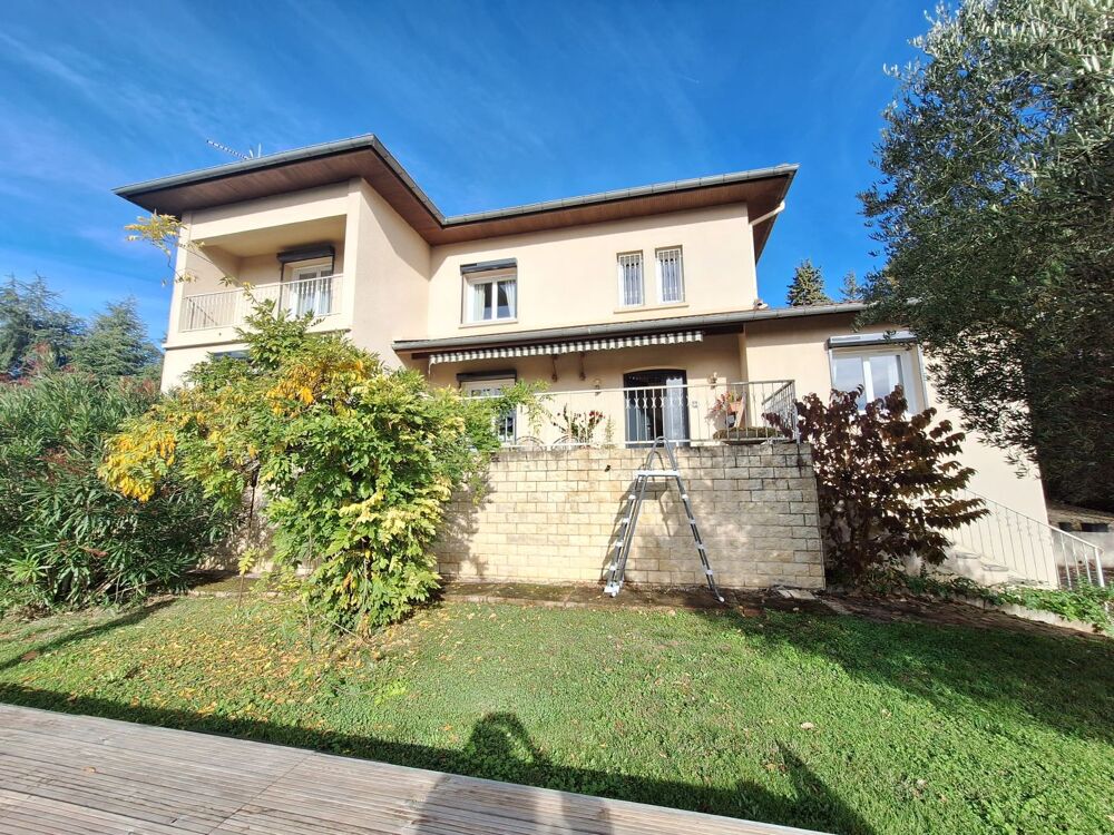 Belle maison unique avec jusqu'à 6 chambres, , 3 terrasse, garage,piscine, grand jardin de 2 280m2. Idéal pour une chambre d'hôt