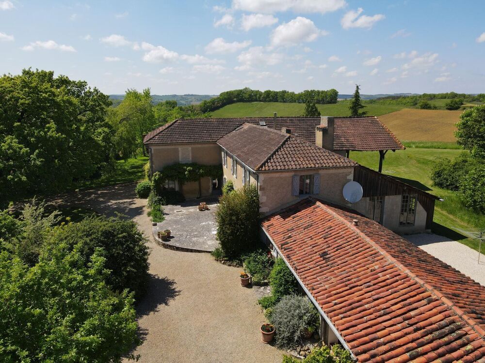 A vendre secteur d'Auch: Sur une crête, maison gasconne avec environ 1ha de jardin bien entretenu, y compris un étang, a des vue