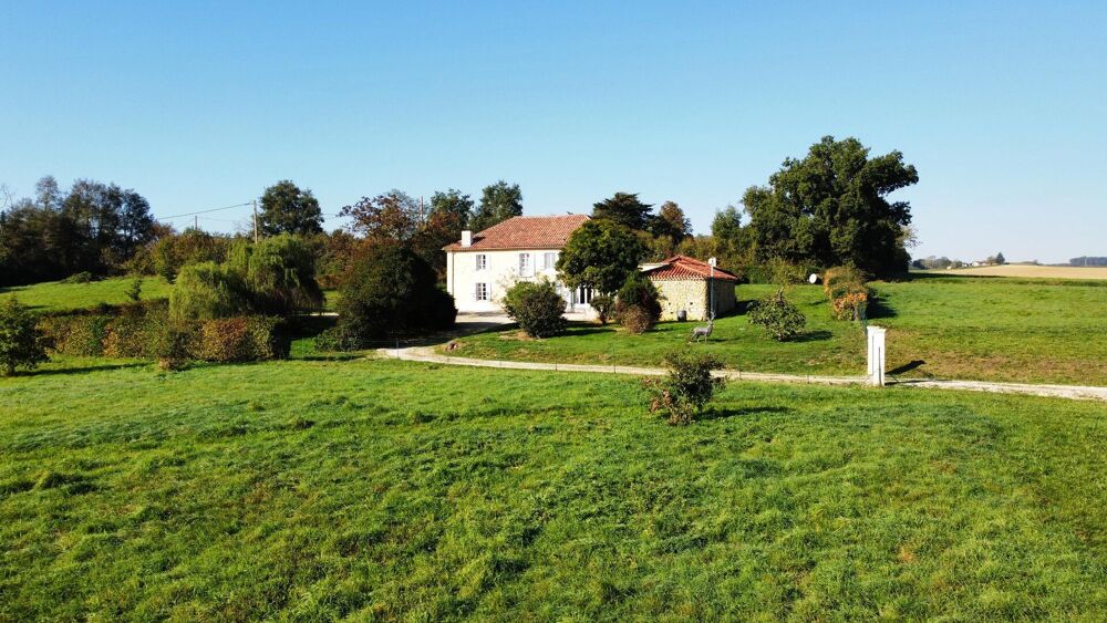 Vente Maison A vendre, Gers : Belle maison gasconne sur terrain avec prairies de 4,2 ha avec piscine, dépendances, chemin d'accès privé avec Vic-fezensac