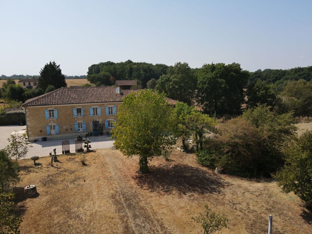 Maison à vendre, Gers, secteur de Condom : Propriété de 5 chambres avec dépendances, piscine chauffée et jardin de 9000m2 dans