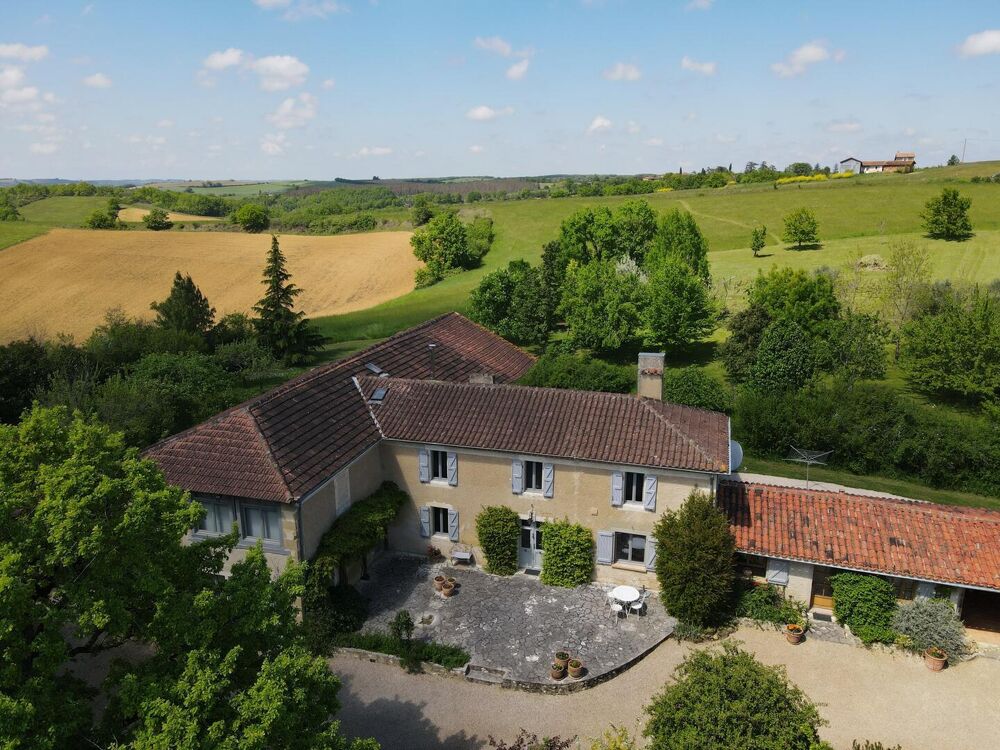 A vendre secteur d'Auch: Sur une crête, maison gasconne avec environ 1ha de jardin bien entretenu, y compris un étang, a des vue