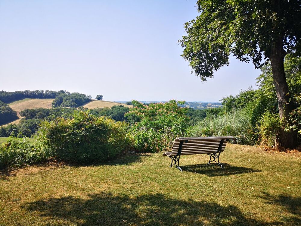 Rare ! À vendre près de Marciac : maison (ancienne ferme) de 2,7 ha, avec 2 gîtes et des dépendances, vue sur les Pyrénées. DPE