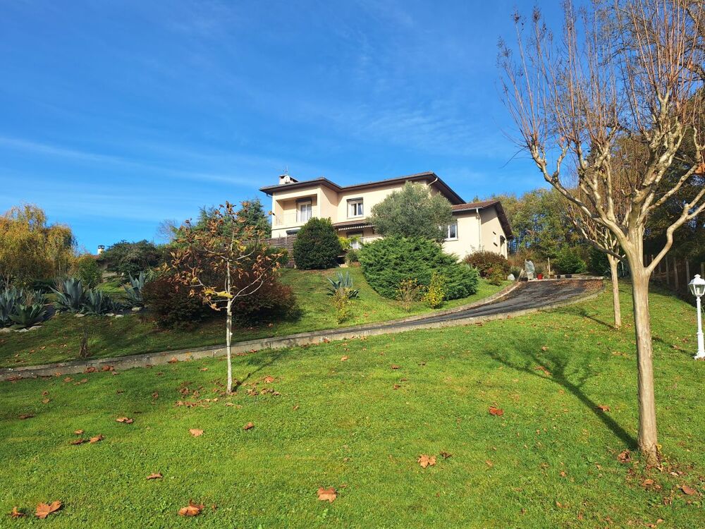 Belle maison unique avec jusqu'à 6 chambres, , 3 terrasse, garage,piscine, grand jardin de 2 280m2. Idéal pour une chambre d'hôt