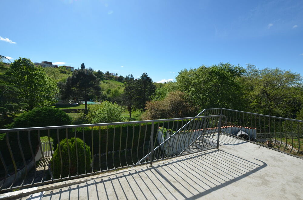 Vente Maison A vendre aux portes d'Auch, Gers: Maison sur 2 niveaux avec 6 chambres, espace extérieur d'environ 1 000m2. Quartier paisible et Duran