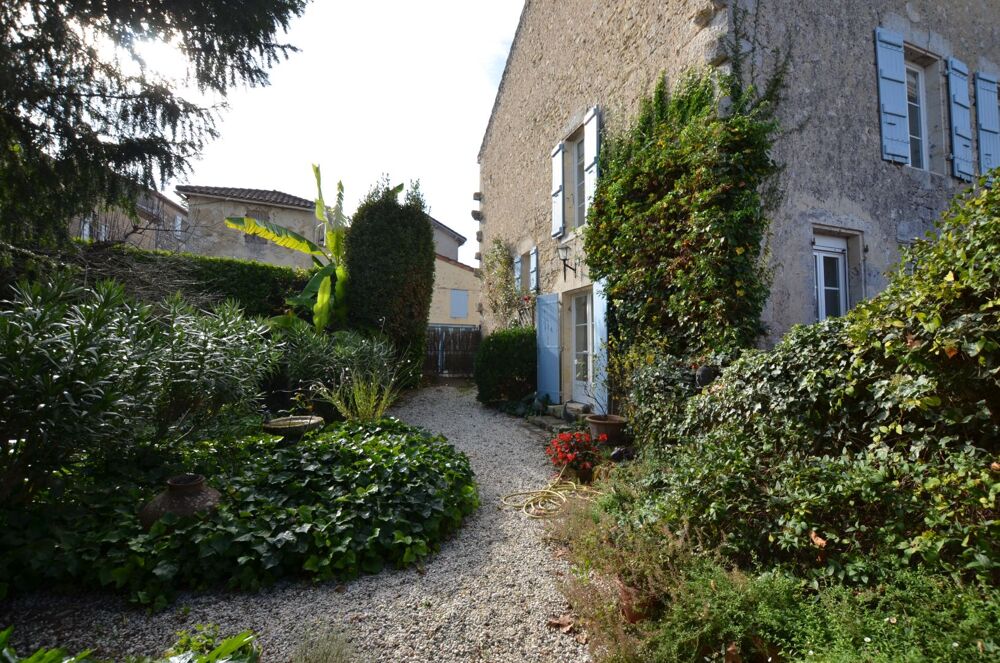 Vente Maison A vendre, Gers : Ancien presbytère entièrement rénové au coeur d'une belle bastide historique, 5 chambres, dépendances et deux j Montreal du gers