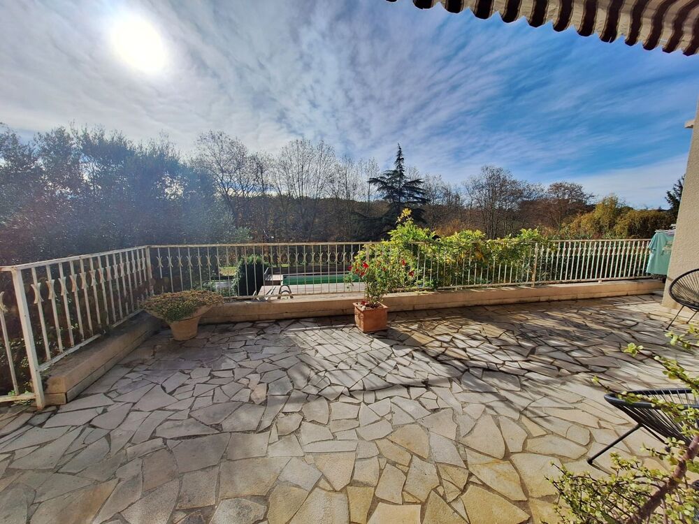 Belle maison unique avec jusqu'à 6 chambres, , 3 terrasse, garage,piscine, grand jardin de 2 280m2. Idéal pour une chambre d'hôt