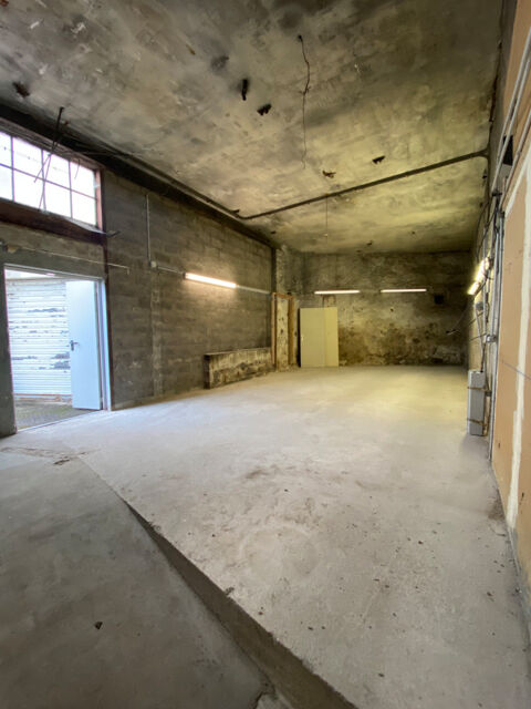 Exclu REMIREMONT - A louer - Garage - Local de 70 m² avec porte sectionnelle isolée et motorisée. 650 88200 Remiremont