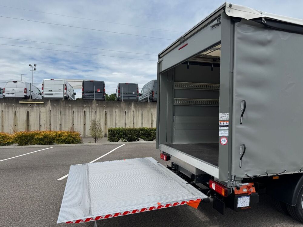 Daily 35C18 A8 180CV 3L BACHE TOIT REHAUSSABLE PAR VERRINS HYDRAUL 2026 occasion 38150 Chanas