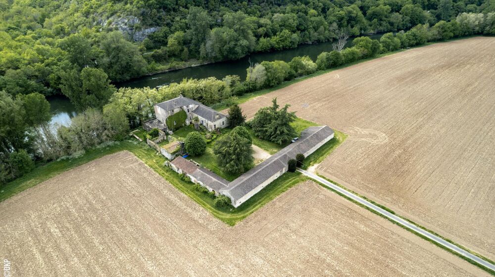 Vallée du lot Ouest- En campagne isolée ancienne ferme avec 29 ha attenants
