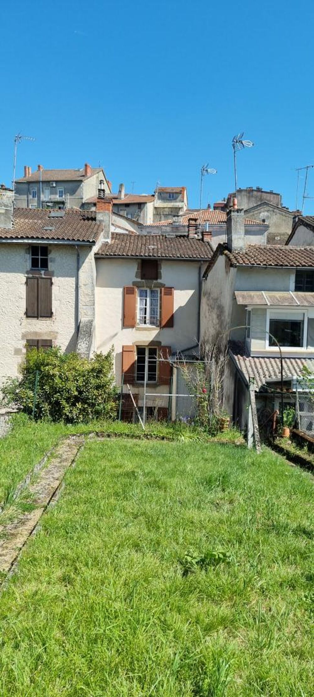 Maison 4 pièces 161 m² · à Nontron · 161 m² · 77 000 €