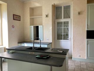  Immeuble  vendre 11 pices 372 m Luzech